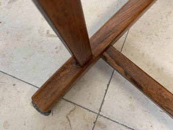 Une paire de chaises chinoises en bois huanghuali, R&eacute;publique, 20&egrave;me