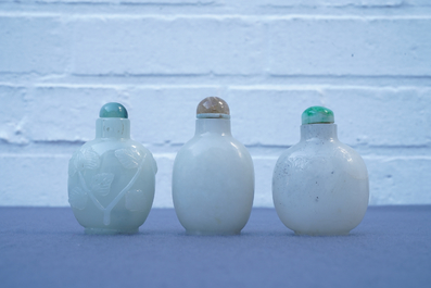 Drie Chinese gestoken witte jade snuifflessen met reli&euml;fdecor, 19/20e eeuw