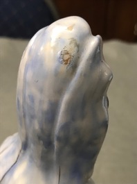 Une figure de Guanyin debout en porcelaine de Chine, Qianlong