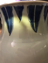 Un vase de forme rouleau en porcelaine de Chine bleu et blanc &agrave; d&eacute;cor figuratif, &eacute;poque Transition