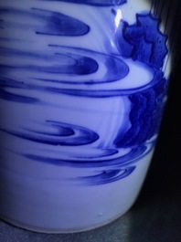 Un vase de forme rouleau en porcelaine de Chine bleu et blanc &agrave; d&eacute;cor figuratif, &eacute;poque Transition