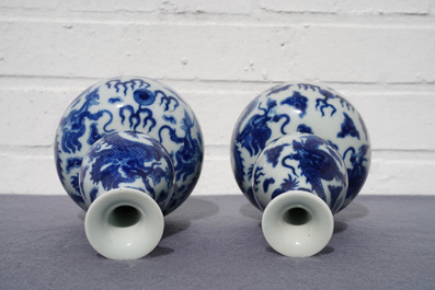 Une paire de vases de forme double gourde en porcelaine de Chine bleu et blanc, marque de Qianlong, 19&egrave;me