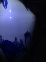 Un vase de forme rouleau en porcelaine de Chine bleu et blanc &agrave; d&eacute;cor figuratif, &eacute;poque Transition