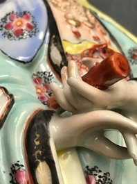 Une figure de Guanyin debout en porcelaine de Chine, Qianlong