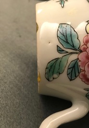 Een Chinese famille rose theepot en deksel met floraal decor, Yongzheng