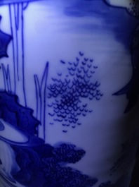 Un vase de forme rouleau en porcelaine de Chine bleu et blanc &agrave; d&eacute;cor figuratif, &eacute;poque Transition
