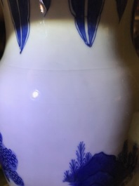 Un vase de forme rouleau en porcelaine de Chine bleu et blanc &agrave; d&eacute;cor figuratif, &eacute;poque Transition
