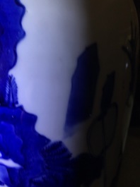 A Chinese blue and white sleeve vase with figural design all-round, Transitional period