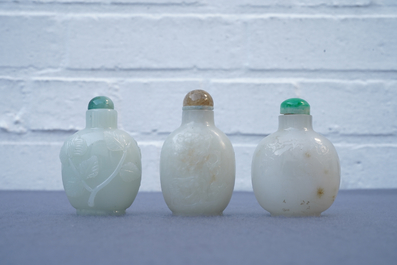 Drie Chinese gestoken witte jade snuifflessen met reli&euml;fdecor, 19/20e eeuw