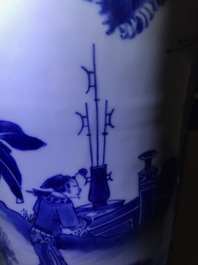 Un vase de forme rouleau en porcelaine de Chine bleu et blanc &agrave; d&eacute;cor figuratif, &eacute;poque Transition