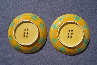 Une paire de coupes en porcelaine de Chine &agrave; d&eacute;cor de dragons sur fond jaune, marque et prob. &eacute;poque de Tongzhi