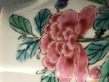 Een Chinese famille rose theepot en deksel met floraal decor, Yongzheng