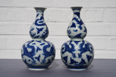 Une paire de vases de forme double gourde en porcelaine de Chine bleu et blanc, marque de Qianlong, 19&egrave;me