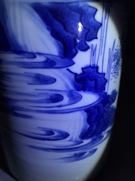 Un vase de forme rouleau en porcelaine de Chine bleu et blanc &agrave; d&eacute;cor figuratif, &eacute;poque Transition
