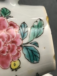 Een Chinese famille rose theepot en deksel met floraal decor, Yongzheng
