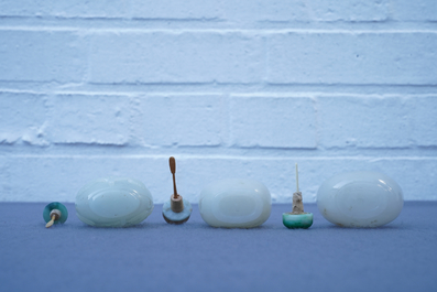 Drie Chinese gestoken witte jade snuifflessen met reli&euml;fdecor, 19/20e eeuw