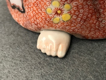 Une figure de Guanyin debout en porcelaine de Chine, Qianlong