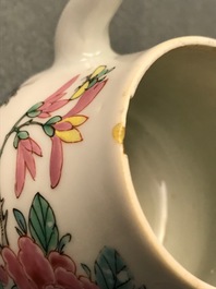 Een Chinese famille rose theepot en deksel met floraal decor, Yongzheng