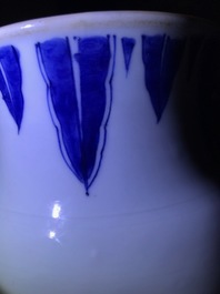 Un vase de forme rouleau en porcelaine de Chine bleu et blanc &agrave; d&eacute;cor figuratif, &eacute;poque Transition