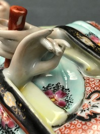 Une figure de Guanyin debout en porcelaine de Chine, Qianlong