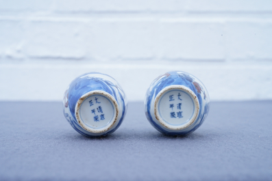 Une paire de tabati&egrave;res en porcelaine de Chine bleu, blanc et rouge, marque de Yongzheng, 19&egrave;me