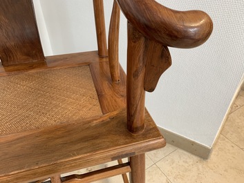 Une paire de chaises chinoises en bois huanghuali, R&eacute;publique, 20&egrave;me