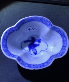 Drie Chinese blauw-witte koppen en schotels, Chenghua en hall merken, Kangxi