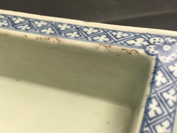 Vijf stukken Chinees ijzerrood gedecoreerd porselein en twee dubbelwandige blauw-witte jardini&egrave;res, 19e eeuw