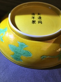 Une paire de coupes en porcelaine de Chine &agrave; d&eacute;cor de dragons sur fond jaune, marque et prob. &eacute;poque de Tongzhi