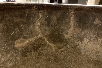 Une grande jardini&egrave;re en bronze &agrave; d&eacute;cor en relief, Chine, marque de Xuande, 18/19&egrave;me
