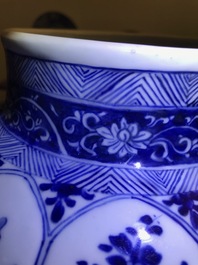 Een Chinese blauw-witte dekselvaas, Kangxi