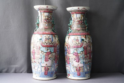Une paire de vases en porcelaine de Chine famille rose, 19&egrave;me