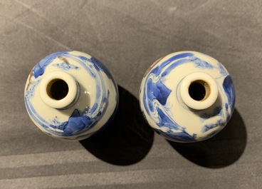 Une paire de tabati&egrave;res en porcelaine de Chine bleu, blanc et rouge, marque de Yongzheng, 19&egrave;me
