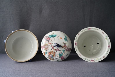 Vier stukken Chinees famille rose en grisaille porselein, 19/20e eeuw