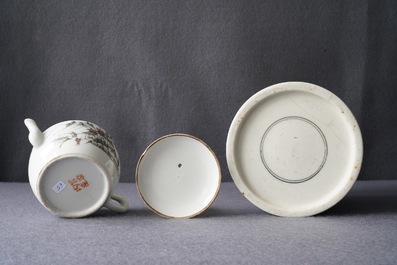 Vier stukken Chinees famille rose en grisaille porselein, 19/20e eeuw