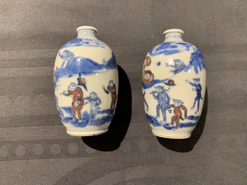 Une paire de tabati&egrave;res en porcelaine de Chine bleu, blanc et rouge, marque de Yongzheng, 19&egrave;me