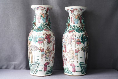 Une paire de vases en porcelaine de Chine famille rose, 19&egrave;me