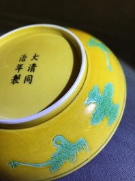 Une paire de coupes en porcelaine de Chine &agrave; d&eacute;cor de dragons sur fond jaune, marque et prob. &eacute;poque de Tongzhi