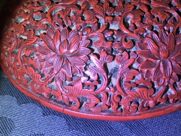 Une bo&icirc;te couverte en laque de Chine &agrave; d&eacute;cor floral, 18/19&egrave;me