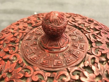 Une bo&icirc;te couverte en laque de Chine &agrave; d&eacute;cor floral, 18/19&egrave;me