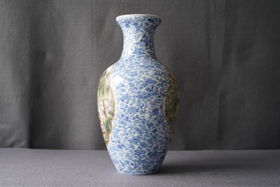 Een Chinese famille rose vaas, Qianlong merk, Republiek, 20e eeuw