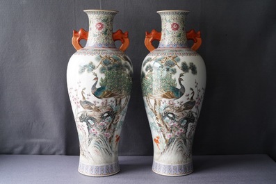 Een paar Chinese famille rose vazen met pauwen, Qianlong merk, Republiek, 20e eeuw