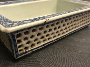 Vijf stukken Chinees ijzerrood gedecoreerd porselein en twee dubbelwandige blauw-witte jardini&egrave;res, 19e eeuw