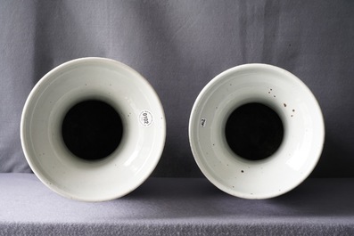 Une paire de vases en porcelaine de Chine famille rose, 19&egrave;me