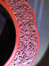 Une bo&icirc;te couverte en laque de Chine &agrave; d&eacute;cor floral, 18/19&egrave;me