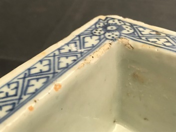 Vijf stukken Chinees ijzerrood gedecoreerd porselein en twee dubbelwandige blauw-witte jardini&egrave;res, 19e eeuw