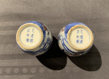 Une paire de tabati&egrave;res en porcelaine de Chine bleu, blanc et rouge, marque de Yongzheng, 19&egrave;me