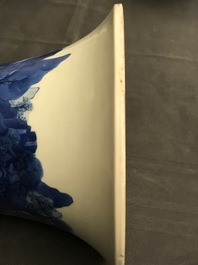 Een Chinese blauw-witte gu vaas met landschapsdecor, Kangxi merk en periode