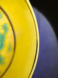 Une paire de coupes en porcelaine de Chine &agrave; d&eacute;cor de dragons sur fond jaune, marque et prob. &eacute;poque de Tongzhi