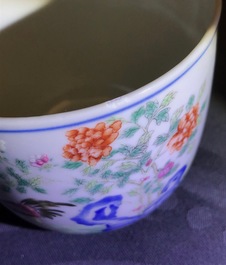 Een paar Chinese famille rose 'chicken' cups, Qianlong merk, late Qing of Republiek